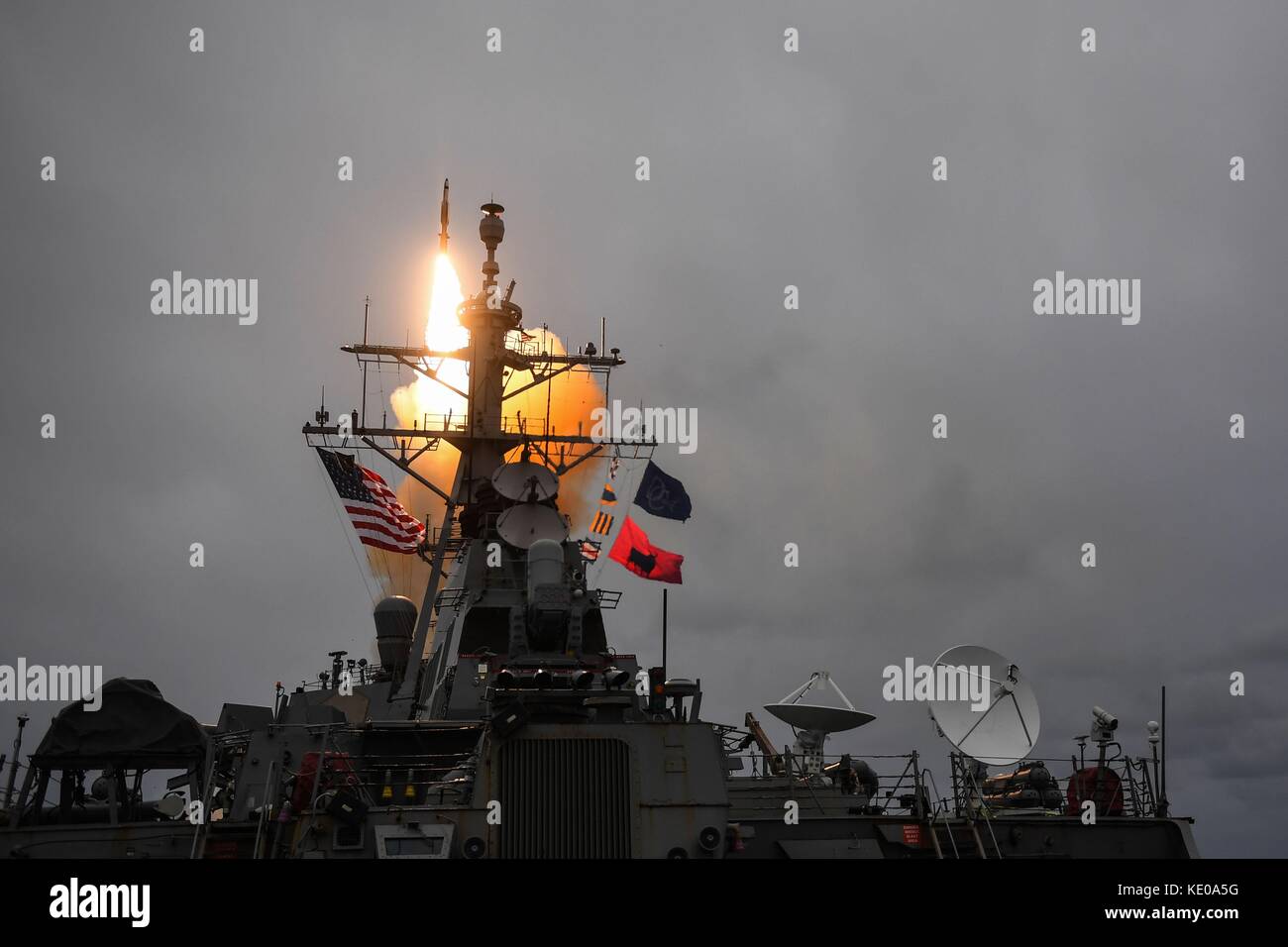 Il Arleigh Burke-class guidato-missile destroyer USS Donald Cook (DDG 75) spara un missile standard 3 Foto Stock