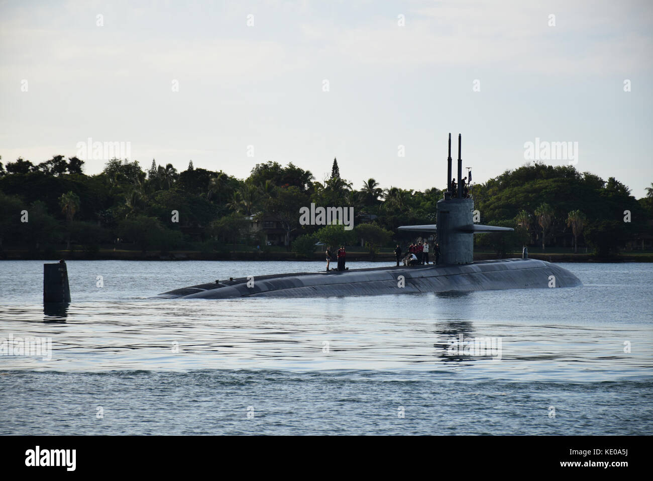 Il Los Angeles-classe attacco rapido sommergibile USS Jacksonville (SSN 699) arriva a base comune a Pearl Harbor Foto Stock