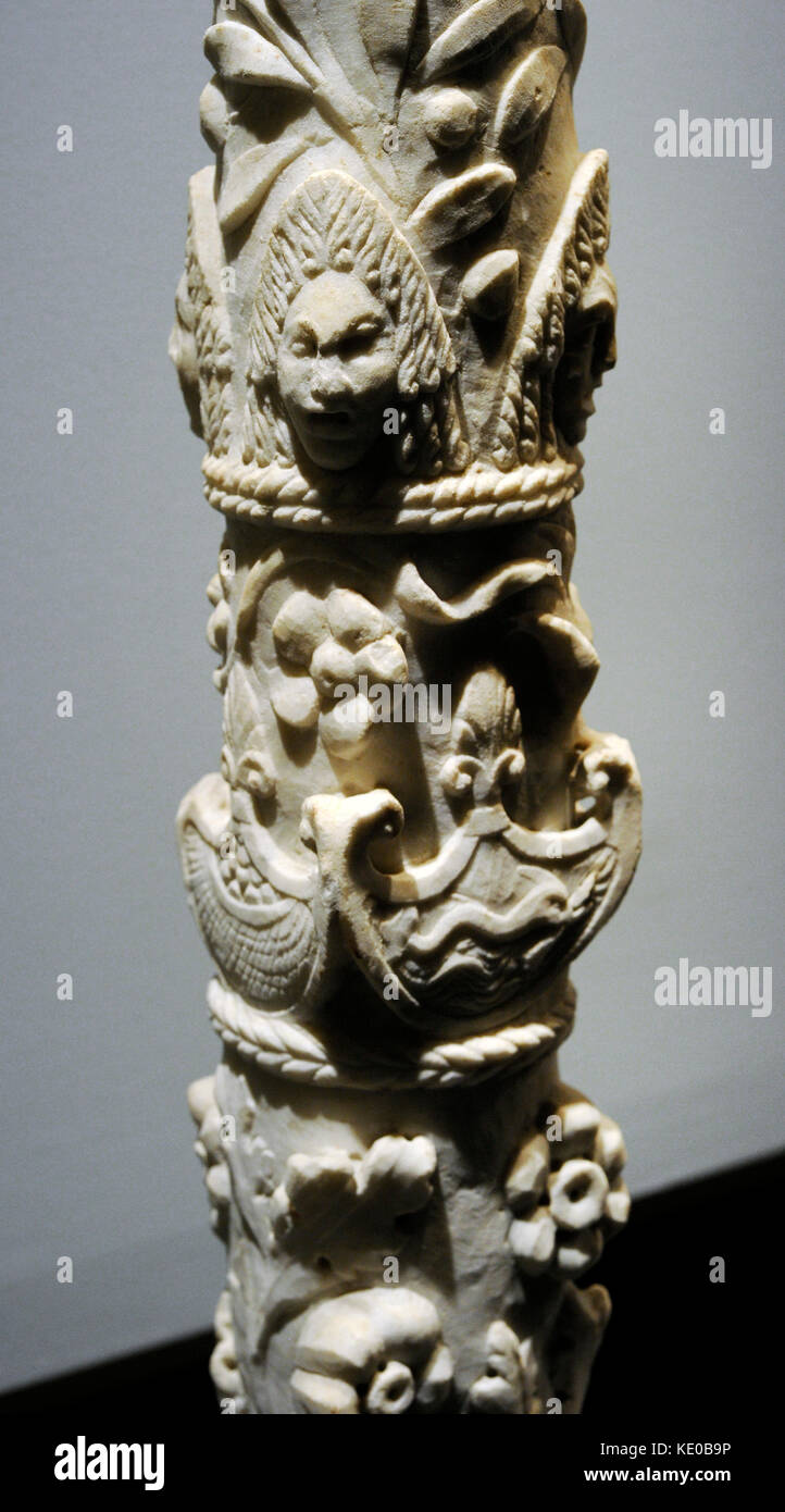 Colonna con rami fioriti, cigni con ali dispiegata, delfini, cesti di frutta, maschere teatrali e rami di ulivo. romano. 1 ° secolo. da Pompei. Museo archeologico nazionale di napoli.. l'Italia. Foto Stock