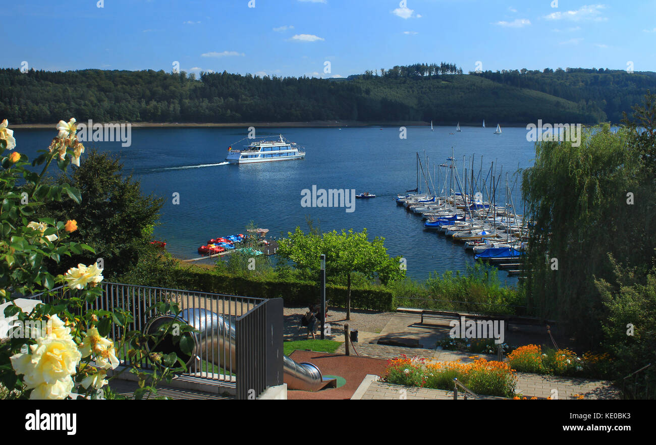 Passeggiata alla diga sorpe vicino a Sundern-langscheid, hochsauerlandkreis, NRW, Germania / uferpromenade am sorpesee bei sundern-langscheid, hochsauerlandkrei Foto Stock