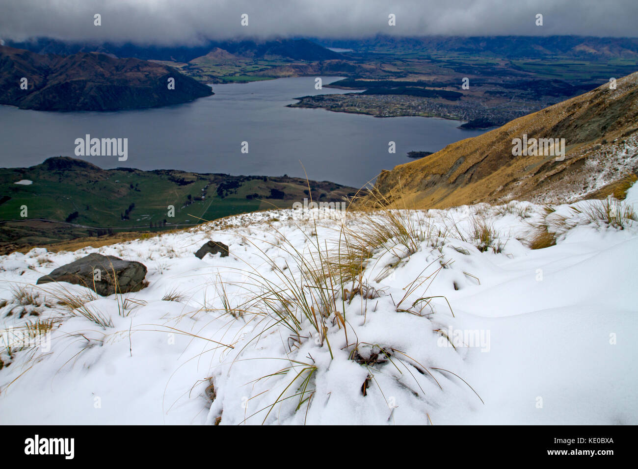 Vista sul lago Wanaka dalle pendici del picco roys Foto Stock