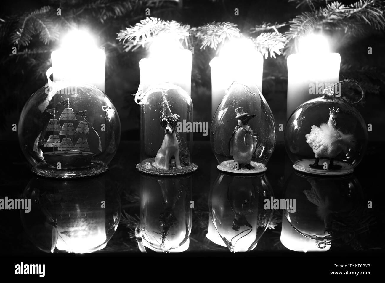 Decorazioni di Natale da candelight Foto Stock