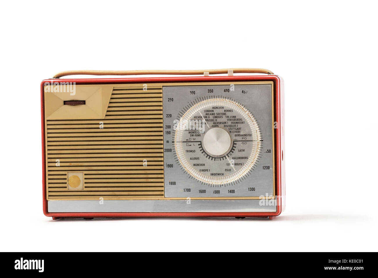 Europian plastica antichi radio a transistor su sfondo bianco Foto Stock