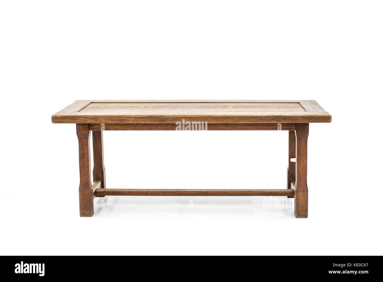 Legno marrone tavolo antico isolato su sfondo bianco. Foto Stock