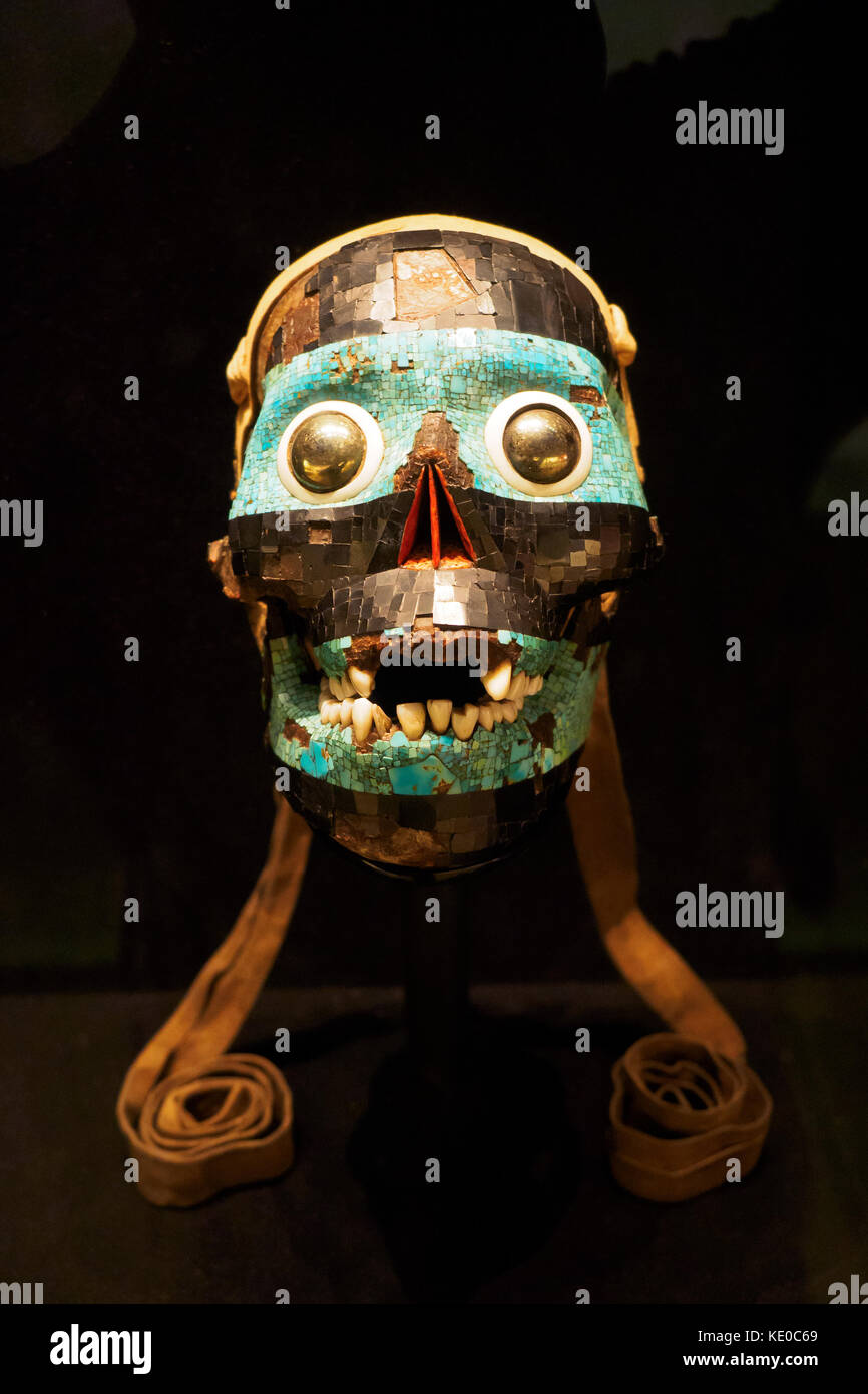 Maschera a mosaico turchese di Tezcatlipoca, 'Mirror Mocking' una delle quattro potenti divinità creatrici del pantheon Azteco Mixtec-Aztec, 1400-1521 d.C. la maschera è decorata con un mosaico di turchese, lignite e conchiglia; gli occhi sono stati fatti da piriti di ferro lucidati. Foto Stock