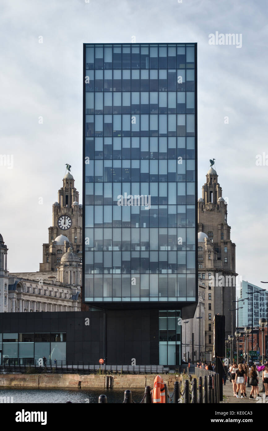 Liverpool, Regno Unito. No. 1, l'isola di Mann (occupato dal Liverpool City Regione autorità combinato) incorniciata dal fegato gli uccelli in Royal Liver Building Foto Stock