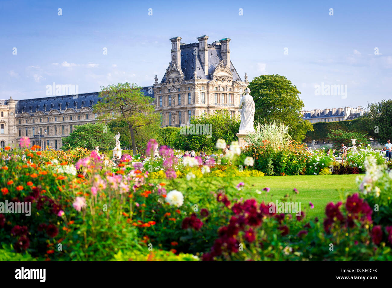 Il Jardin des Tuileries (Giardino delle Tuileries) e la splendida architettura del Louvre sono in mostra sullo sfondo. Parigi, Francia Foto Stock