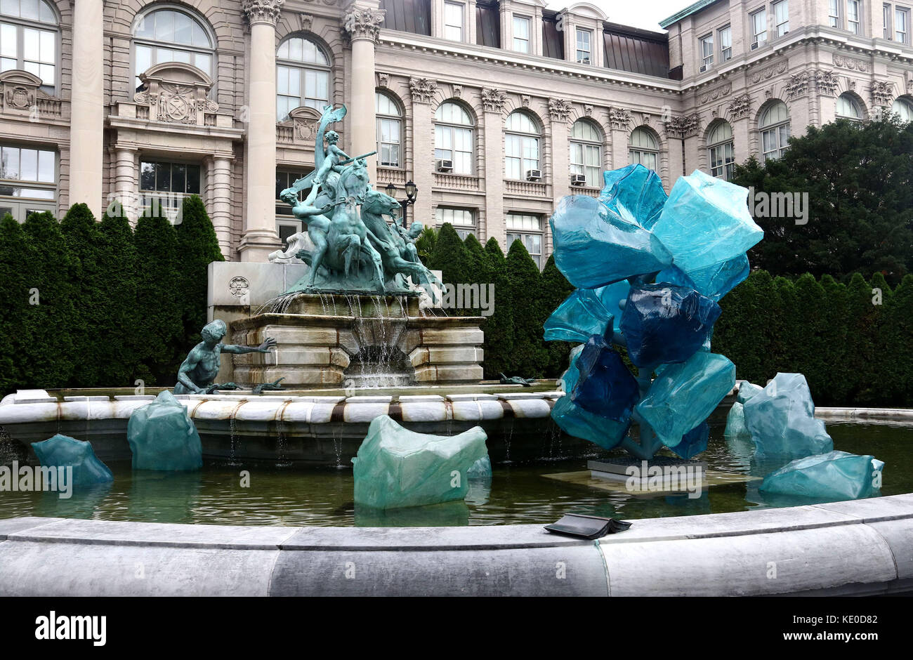 Bronx, new york, Stati Uniti d'America. Xvi oct, 2017. luesther t mertz libreria con il vetro di lavoro 'blu cristalli polyvitro' (polyvitro e acciaio), realizzato da vetro artista Dale Chihuly tenutosi presso la fiera Chihuly a new york al giardino botanico. La mostra si concentra sulla miscelazione di vetro soffiato artwork e l ambiente naturale. Credito: nancy kaszerman/zuma filo/alamy live news Foto Stock