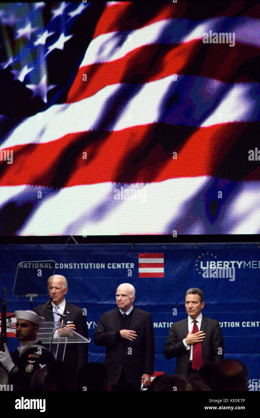 Philadelphia, Stati Uniti. Xvi oct, 2017. Noi il senatore John McCain (R-AZ) riceve il 2017 Medaglia Liberty fuori delle mani di ex VP Joe Biden, durante il mese di ottobre 16, 2017 una cerimonia al centro della Costituzione, in Philadelphia, PA. Credito: Bastiaan Slabbers/Alamy Live News Foto Stock