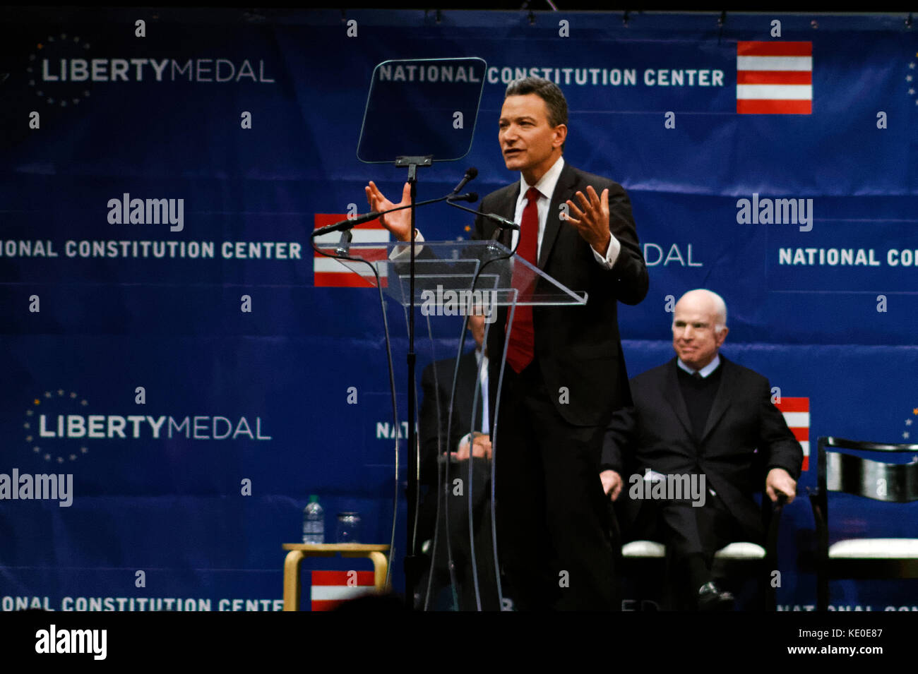 Philadelphia, Stati Uniti. Xvi oct, 2017. Noi il senatore John McCain (R-AZ) riceve il 2017 Medaglia Liberty fuori delle mani di ex VP Joe Biden, durante il mese di ottobre 16, 2017 una cerimonia al centro della Costituzione, in Philadelphia, PA. Credito: Bastiaan Slabbers/Alamy Live News Foto Stock