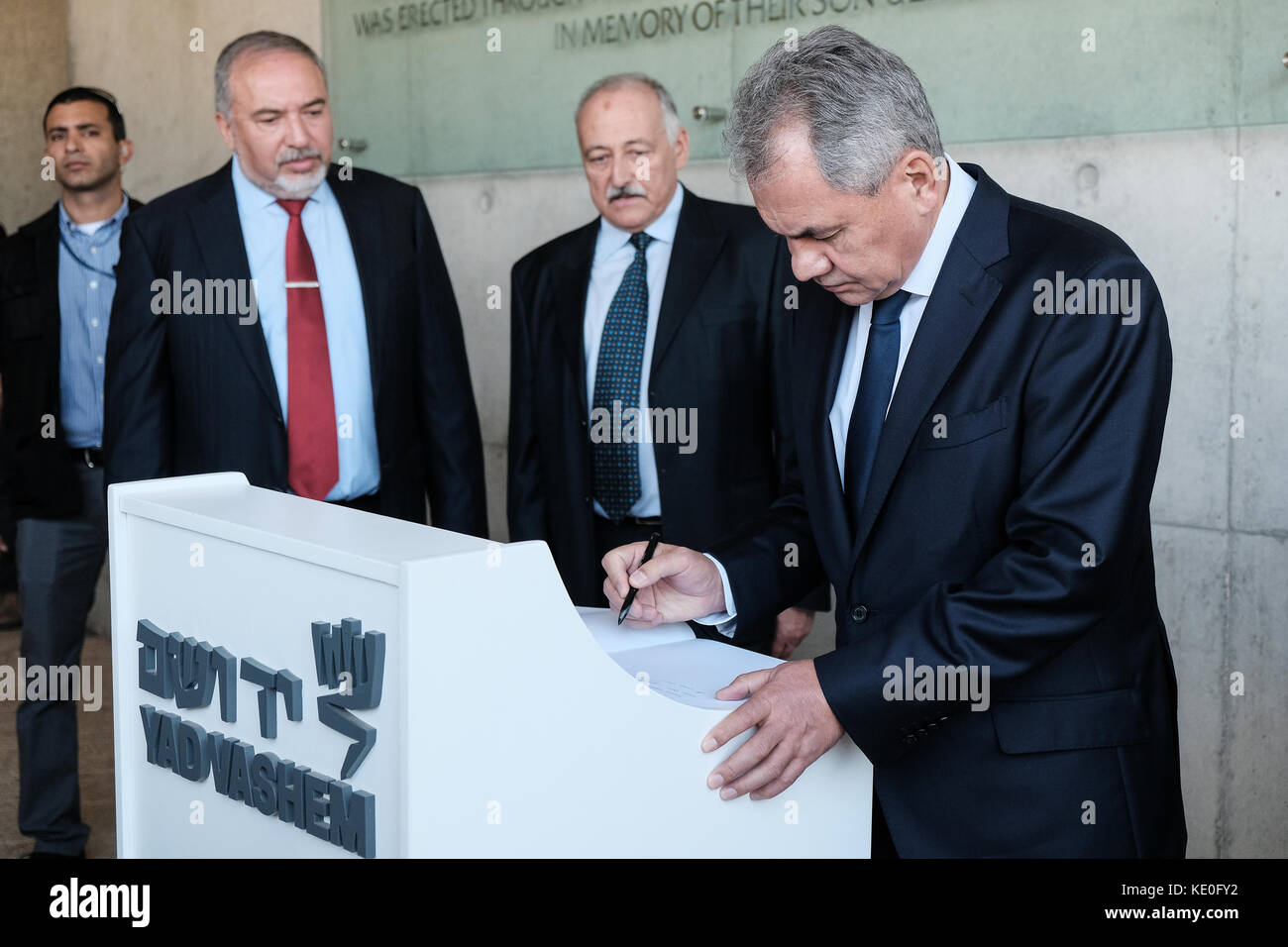 Gerusalemme, Israele. Xvii oct, 2017. Il ministro della difesa della Federazione russa, il generale dell esercito, Sergei shoigu (r), firma il libro degli ospiti di concludere una visita al memoriale di Yad Vashem Holocaust Museum di Gerusalemme. scortato da Israele il ministro della difesa, Avigdor Lieberman (seconda a sinistra), shoigu ha visitato lo Yad Vashem Holocaust Museum, ha partecipato ad una cerimonia commemorativa, ha visitato i bambini memorial e firmato il museo guest book. Credito: nir alon/alamy live news Foto Stock