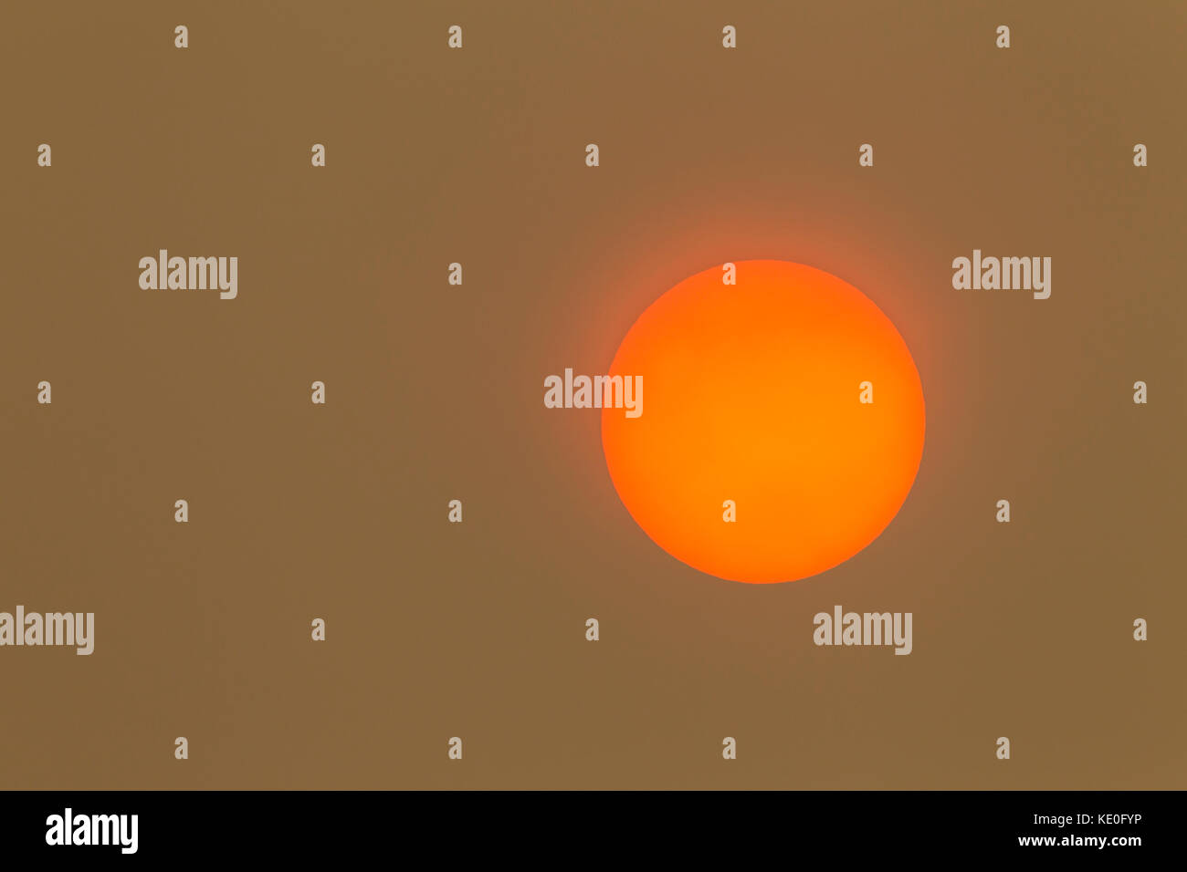 Northamptonshire, Regno Unito. Xvi oct, 2017. Regno Unito meteo. Uragano Ofelia colpisce le nostre rive portando la polvere dal deserto del Sahara, riempì i cieli di Northamptonshire questo pomeriggio (16 ottobre 2017) in parte bloccando il credito di Sun: Keith J Smith./Alamy Live News Foto Stock