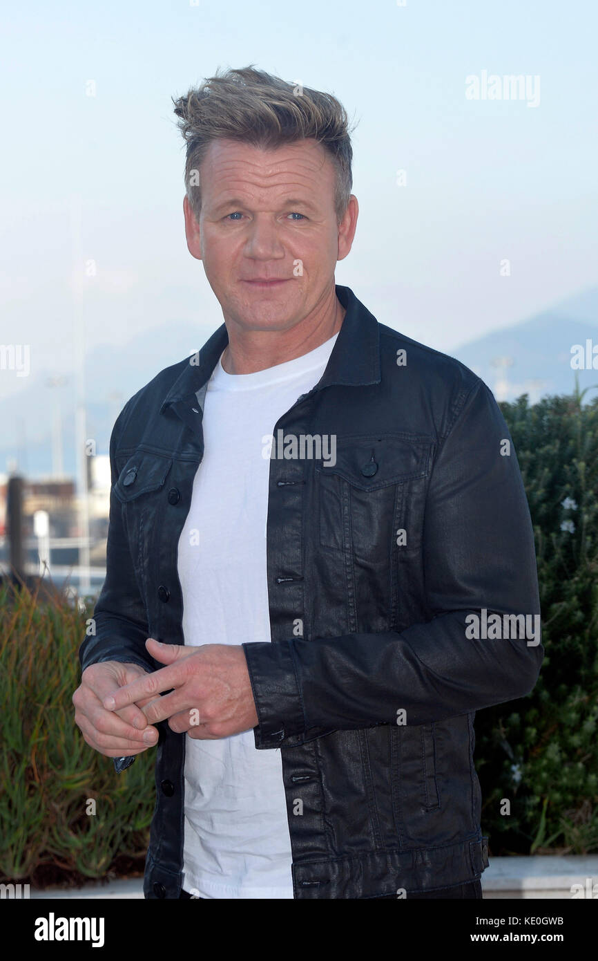 Cannes, Francia. 16 ottobre 2017. Gordon Ramsay posa durante una fotocall in occasione del MIPCOM, International Film and Program Market for Television, Video, Cable and satellite, il 2017/10/16 a Cannes, Francia Credit: Andia/Alamy Live News Foto Stock