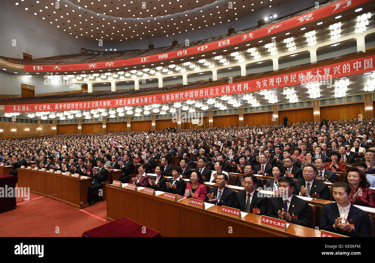 Pechino, Cina. 17 ottobre 2017. L'incontro preparatorio per il 19° Congresso Nazionale del Partito Comunista Cinese (CPC) si tiene presso la sala grande del popolo a Pechino, capitale della Cina, il 17 ottobre 2017. XI Jinping ha presieduto la riunione. Crediti: Li Xueren/Xinhua/Alamy Live News Foto Stock