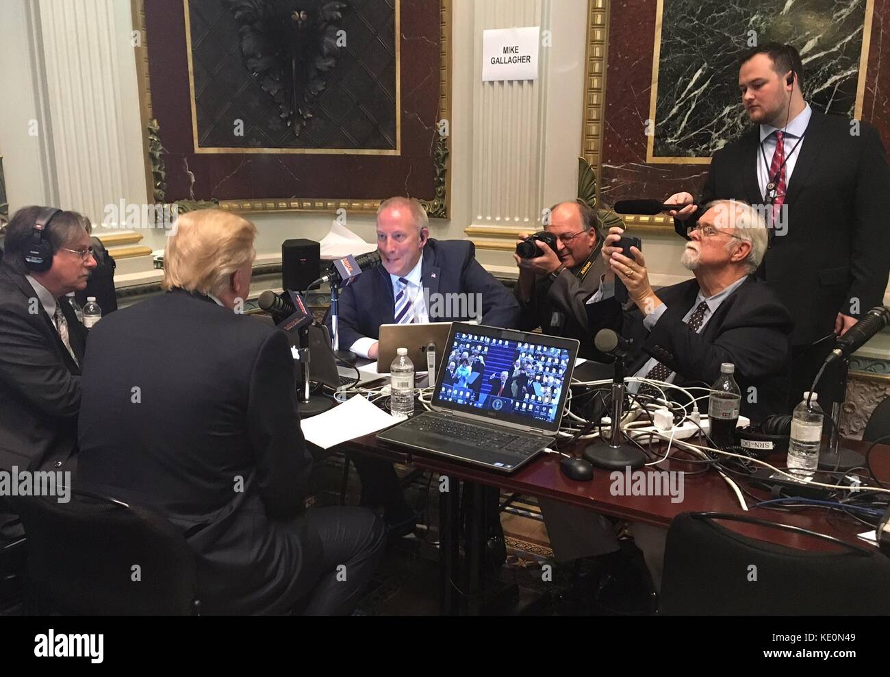 Washington, Stati Uniti d'America. Xvii oct, 2017. Presidente statunitense Donald Trump parla con radio conservatore talkshow host mike gallagher come la Casa Bianca ospita un talk radio riga nel vecchio ufficio esecutivo edificio ottobre 17, 2017 a Washington, DC. trump sta sperando di fare appello direttamente al suo grassroots attraverso conservative talk radio a spingere per il suo programma di risanamento fiscale. Credito: planetpix/alamy live news Foto Stock