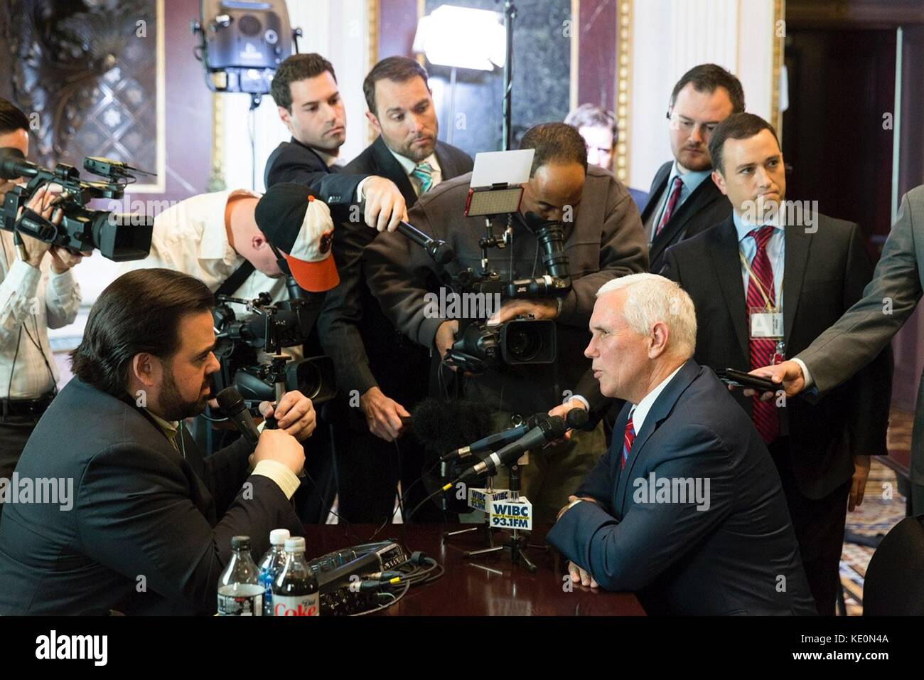 Washington, Stati Uniti d'America. Xvii oct, 2017. US vice presidente mike pence parla con radio conservatore talkshow host tony katz, sinistra, come la Casa Bianca ospita un talk radio riga nel vecchio ufficio esecutivo edificio ottobre 17, 2017 a Washington, DC. trump administration sta sperando di fare appello direttamente al suo grassroots attraverso conservative talk radio a spingere per il suo programma di risanamento fiscale. Credito: planetpix/alamy live news Foto Stock