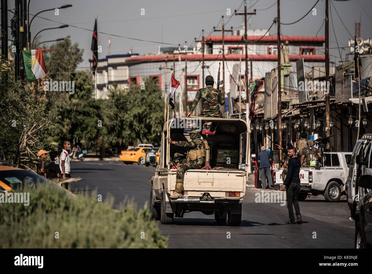 Kirkuk, Iraq. Xvii oct, 2017. Hashd Shaabi al comando delle truppe attraverso la zona turkman di Kirkuk il giorno dopo aver preso la città dai Peshmerga curdo in meno di ventiquattro ore durante un offensiva promossa dal governo iracheno in ritorsione per l'indipendenza curda referendum tenutosi il 25 settembre. Kirkuk, Iraq, 17 ottobre 2017 Credit: Elizabeth Fitt/Alamy Live News Foto Stock