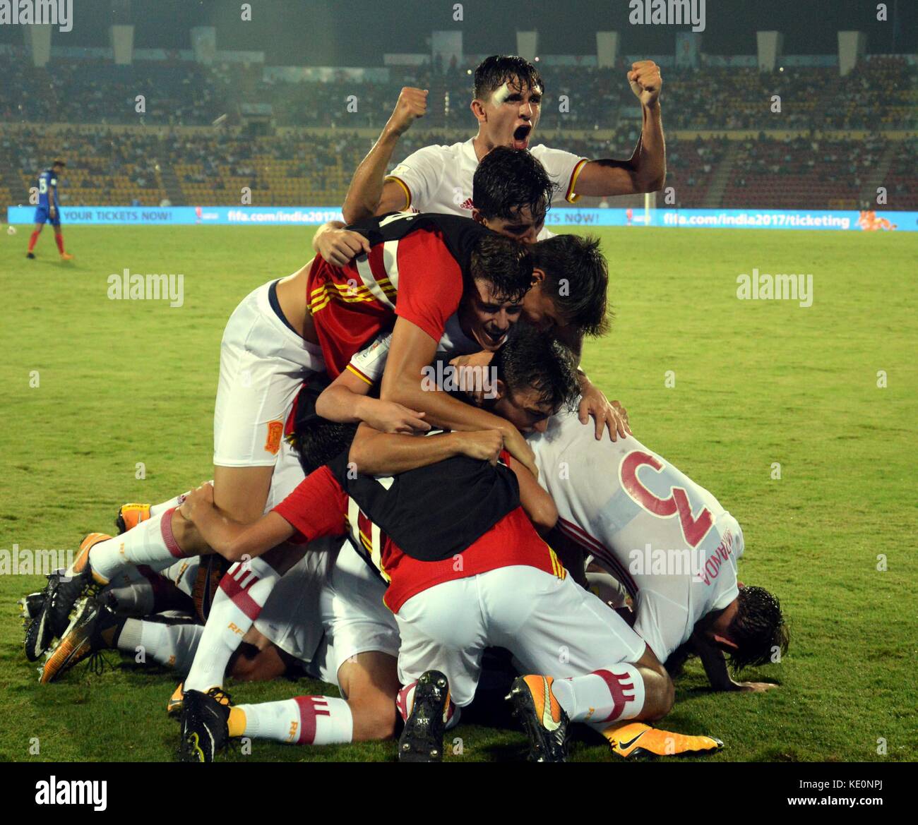 Dopo la penalità obiettivo spagna team celebrazione durante una fifa u-17 world cup india 2017 partita di calcio tra la Francia (maglia blu) e Spagna (bianco jersey) a Indira Gandhi athletic stadium di Guwahati, su 17-10-17. Credito: abhijit bose Foto Stock