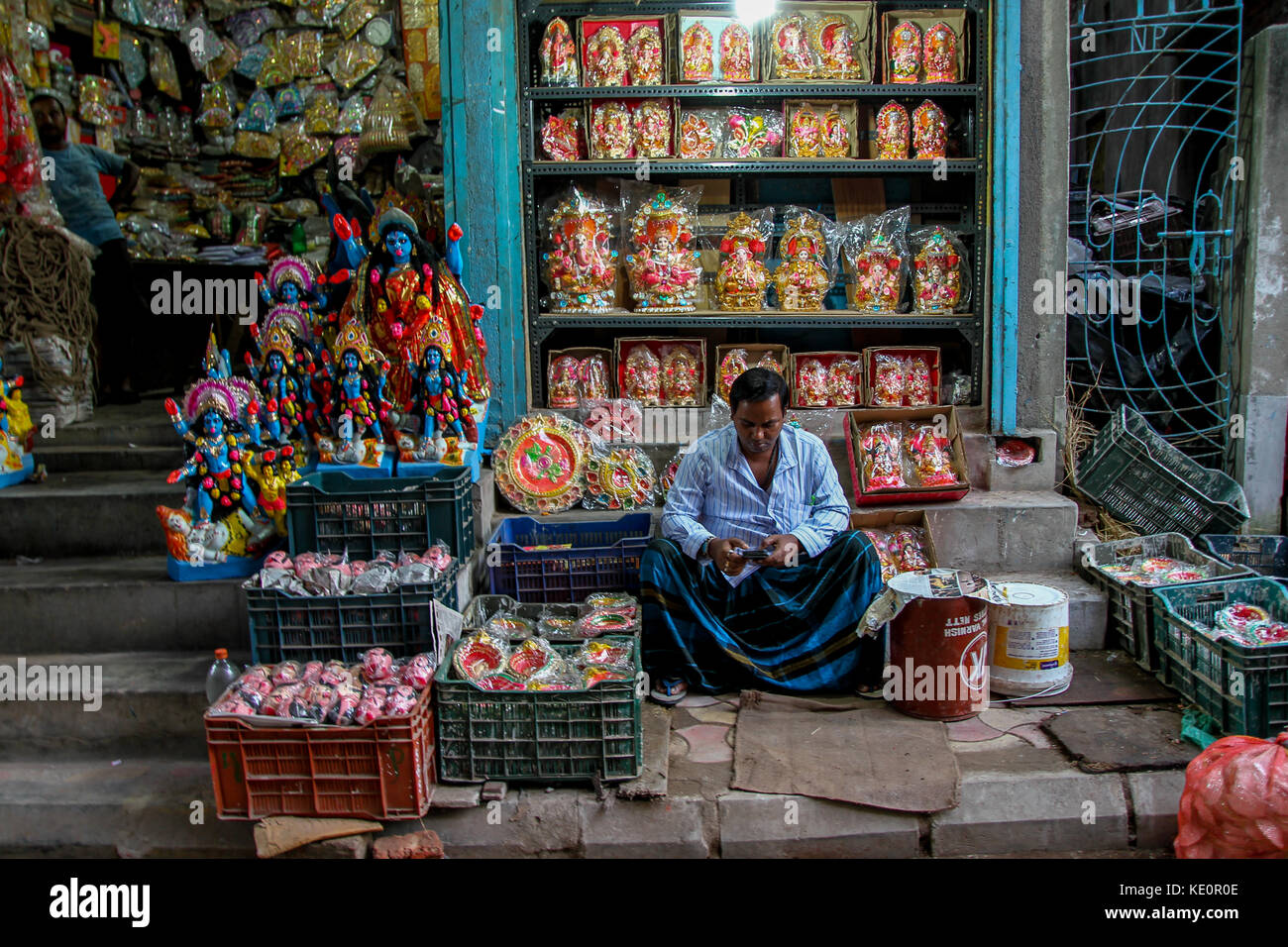Kolkata, India. Xvii oct, 2017. idolo venditore di attesa per i clienti con il suo stock di argilla idoli della dea Kali sul display.credito- sagnik datta credito: sagnik datta/alamy live news Foto Stock