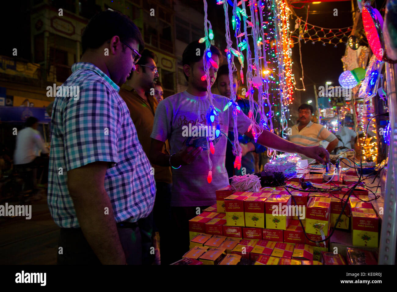 Kolkata, India. Xvii oct, 2017. In occasione del Diwali popolo di kolkata sono acquisto di illuminazione decorativa per guarnire la loro casa e aggiungere al fascino del Diwali. credito-sagnik datta credito: sagnik datta/alamy live news Foto Stock