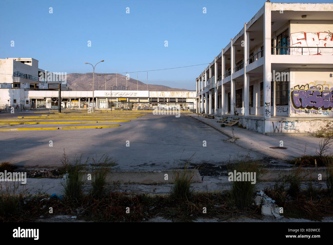 Atene, Grecia. 4 ottobre 2017. Vista dei locali del vecchio aeroporto di Atene "Ellinikon", fotografato ad Atene, Grecia, il 4 ottobre 2017. La Grecia ha un disperato bisogno di investimenti, ma chiunque venga deve affrontare grandi ostacoli. Un esempio attuale è l'aeroporto Ellinikon. Crediti: Angelos Tzortzinis/DPA/dpa/Alamy Live News Foto Stock