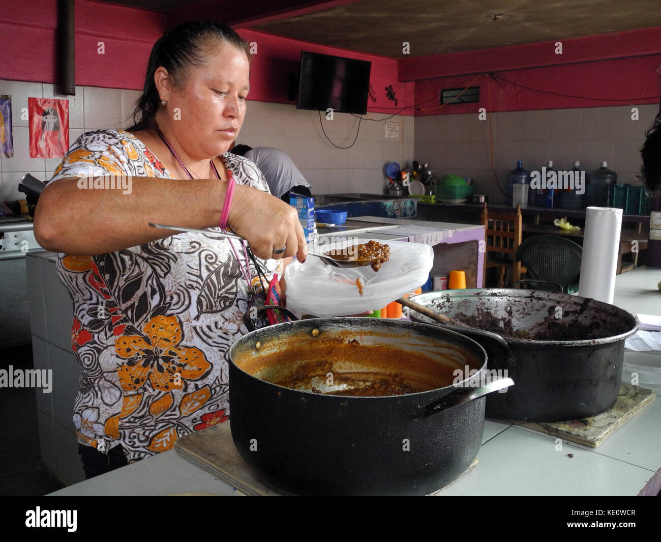 Norma Romero Vazquez di "Las Patronas" riempie lenticchie e fagioli in sacchi di plastica per i migranti che viaggiano all'esterno dei treni merci, ad Amatlan de los Reyes, Messico, 22 agosto 2017. Ogni anno, decine di migliaia di centroamericani rischiano il pericoloso viaggio attraverso il Messico verso gli Stati Uniti. Foto: Denis Düttmann/dpa Foto Stock