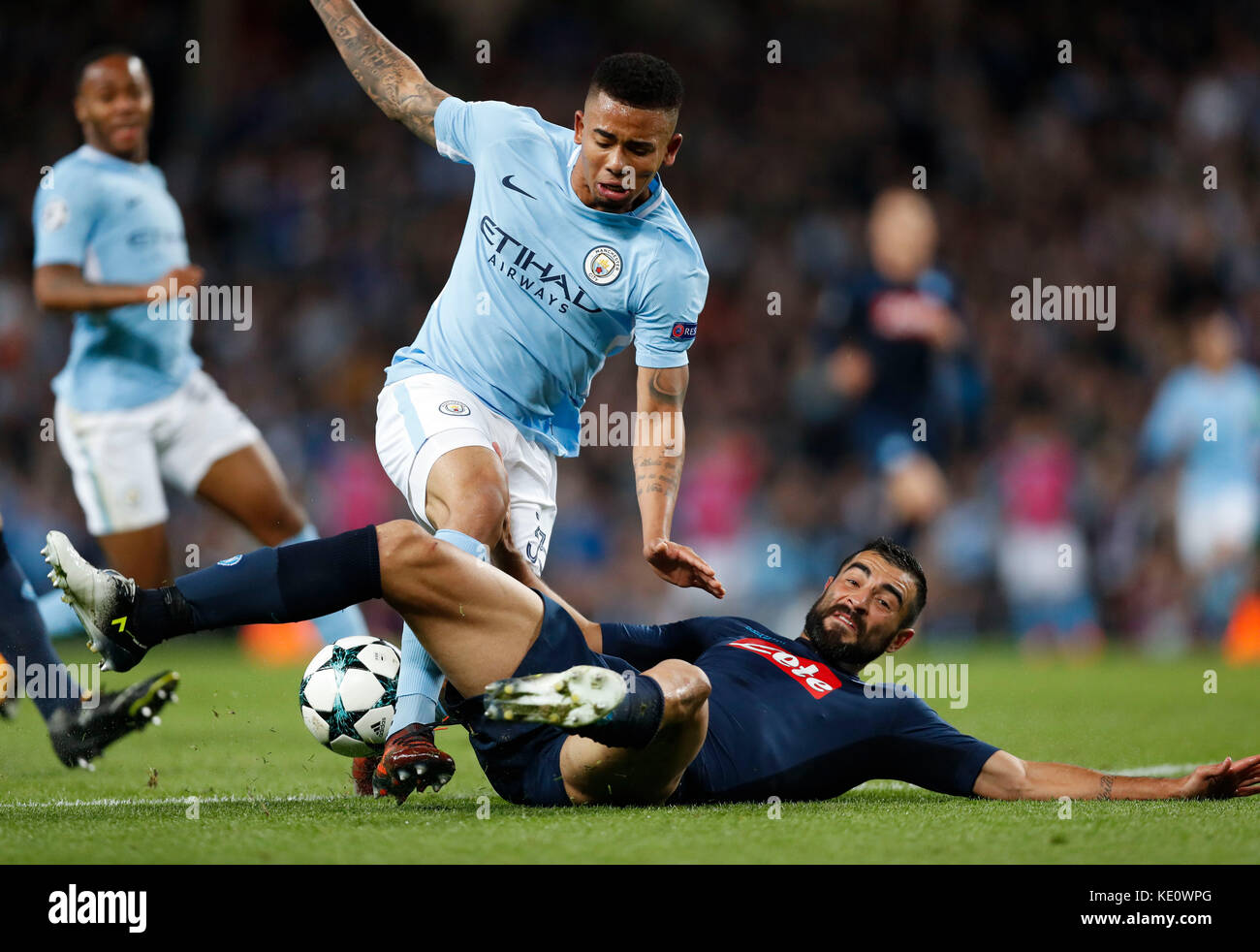 Manchester, Manchester. 17 ottobre 2017. Gabriel Jesus (top) del Manchester City viene affrontato durante la partita di UEFA Champions League del gruppo F tra Manchester City e Napoli all'Etihad Stadium, a Manchester, in Gran Bretagna, il 17 ottobre 2017. Il Manchester City ha vinto 2-1. Crediti: Han Yan/Xinhua/Alamy Live News Foto Stock