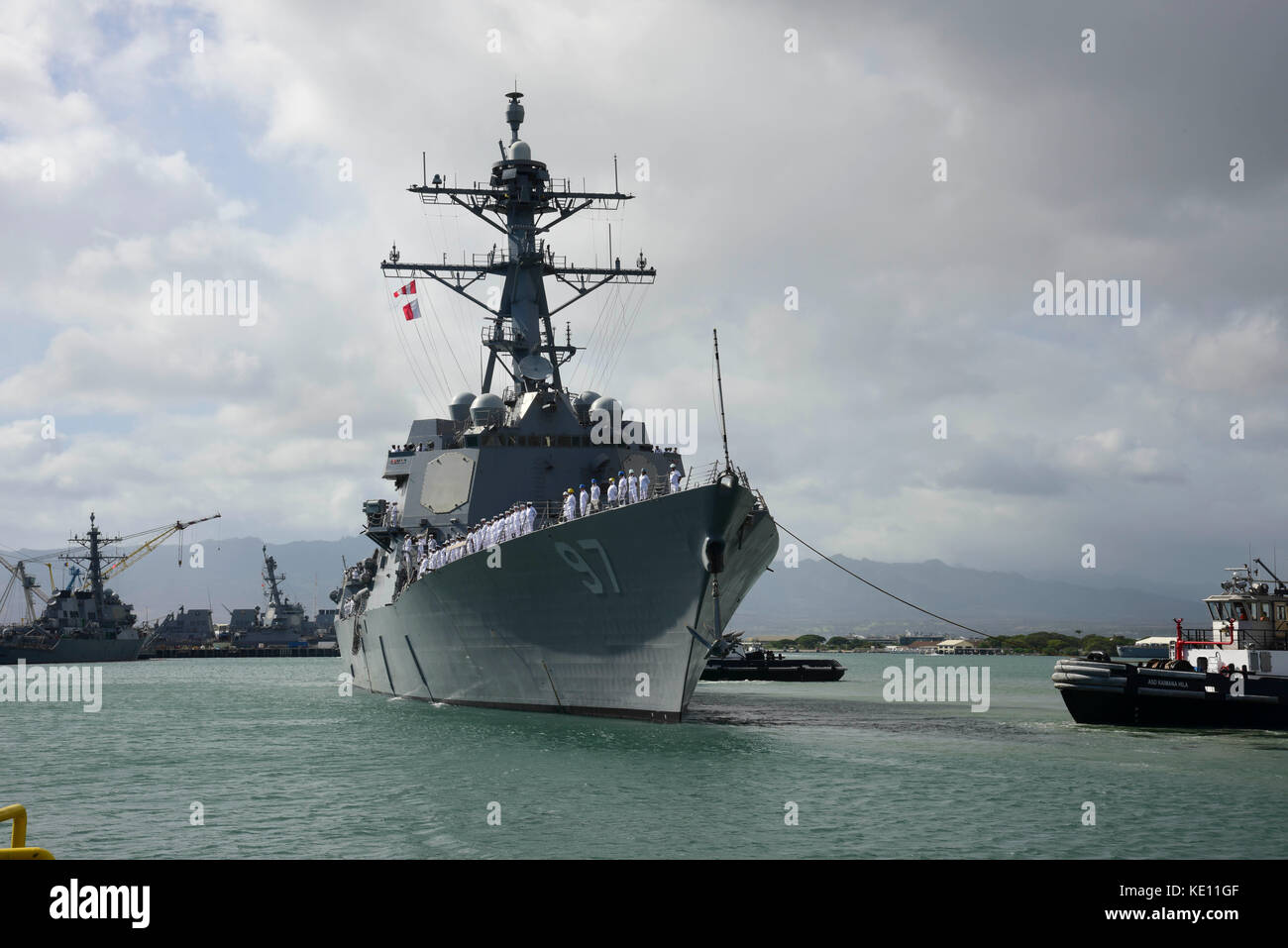 Il guidato-missile destroyer USS Halsey (DDG 97) si diparte Base comune Harbor-Hickam perla Foto Stock