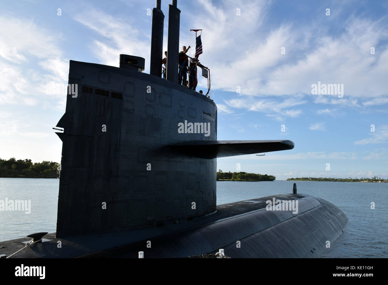 Il Los Angeles-classe attacco rapido sommergibile USS Jacksonville (SSN 699) si prepara a discostarsi base comune a Pearl Harbor. Foto Stock