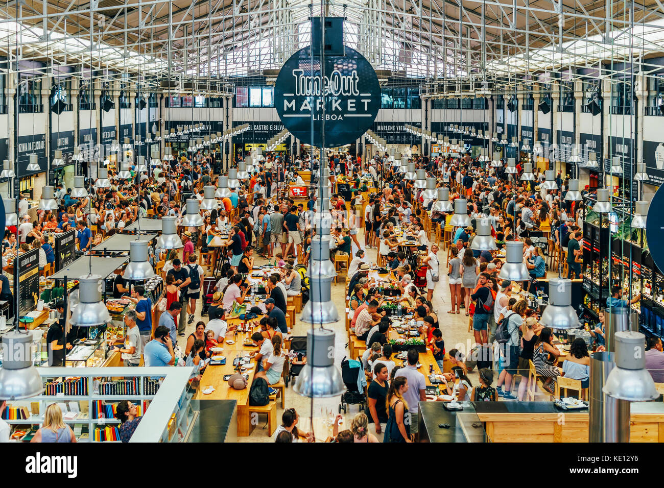 Lisbona, Portogallo - agosto 12, 2017: tempo fuori mercato è una food hall si trova in Mercado da Ribeira a Cais do Sodre di Lisbona ed è un maggior interesse turistico un Foto Stock