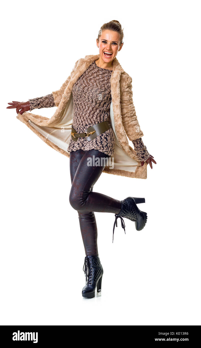 In inverno le cose. a piena lunghezza Ritratto di Allegro elegante donna in cappotto invernale isolato su bianco Foto Stock