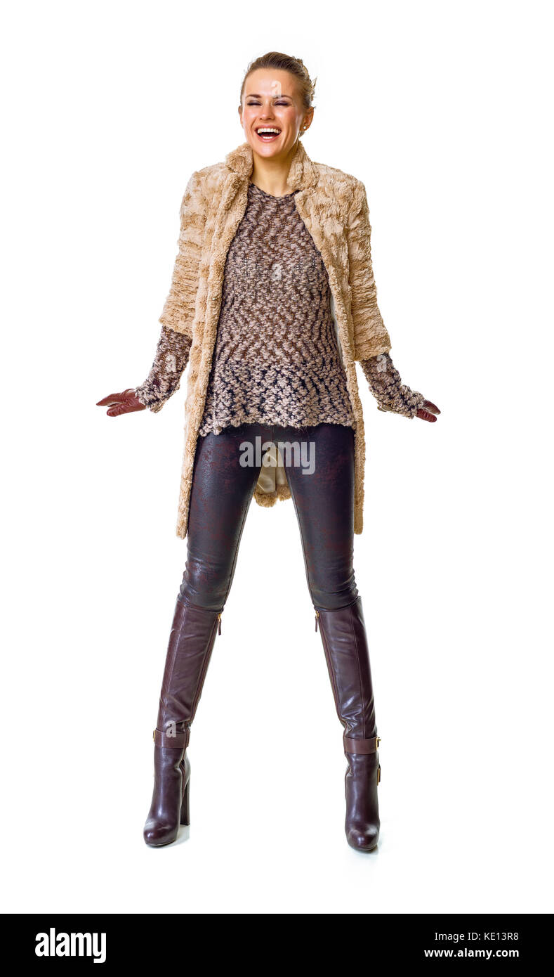 In inverno le cose. a piena lunghezza Ritratto di felice donna elegante in inverno coat isolato su sfondo bianco Foto Stock