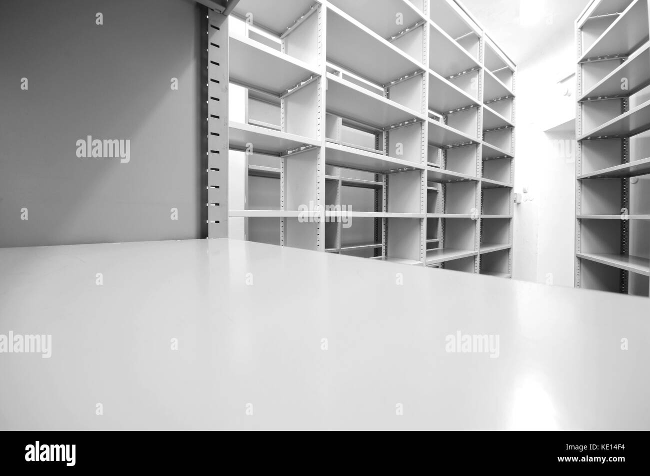 Archivio vuoto delle unità di archiviazione, archivio di laminazione del sistema di storage Foto Stock