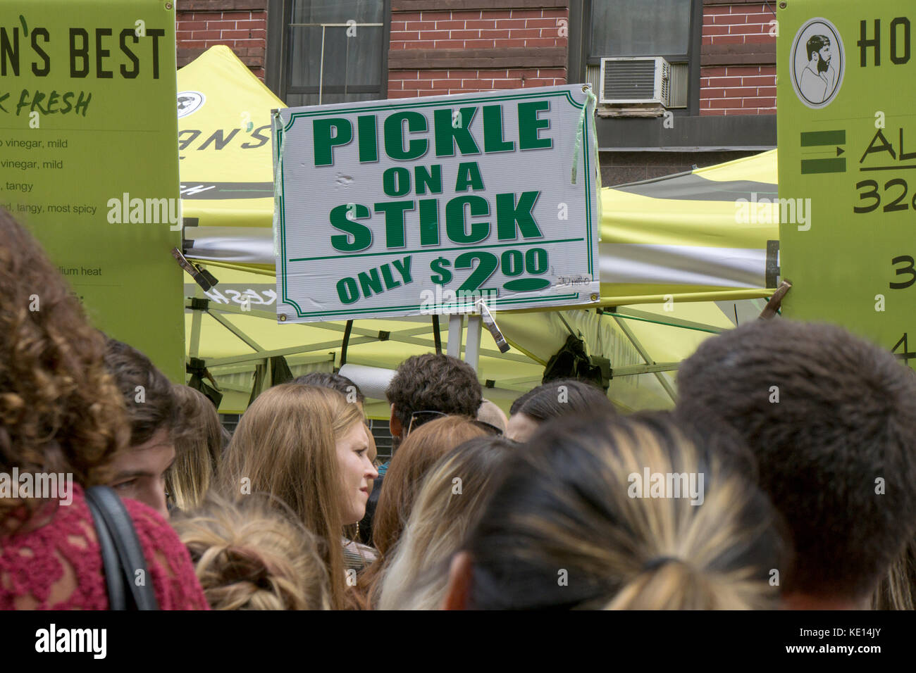 Un segno per sottaceti su un bastone all'annuale Pickle Day celebrazione su Orchard Street sulla Lower East Side di Manhattan. Foto Stock