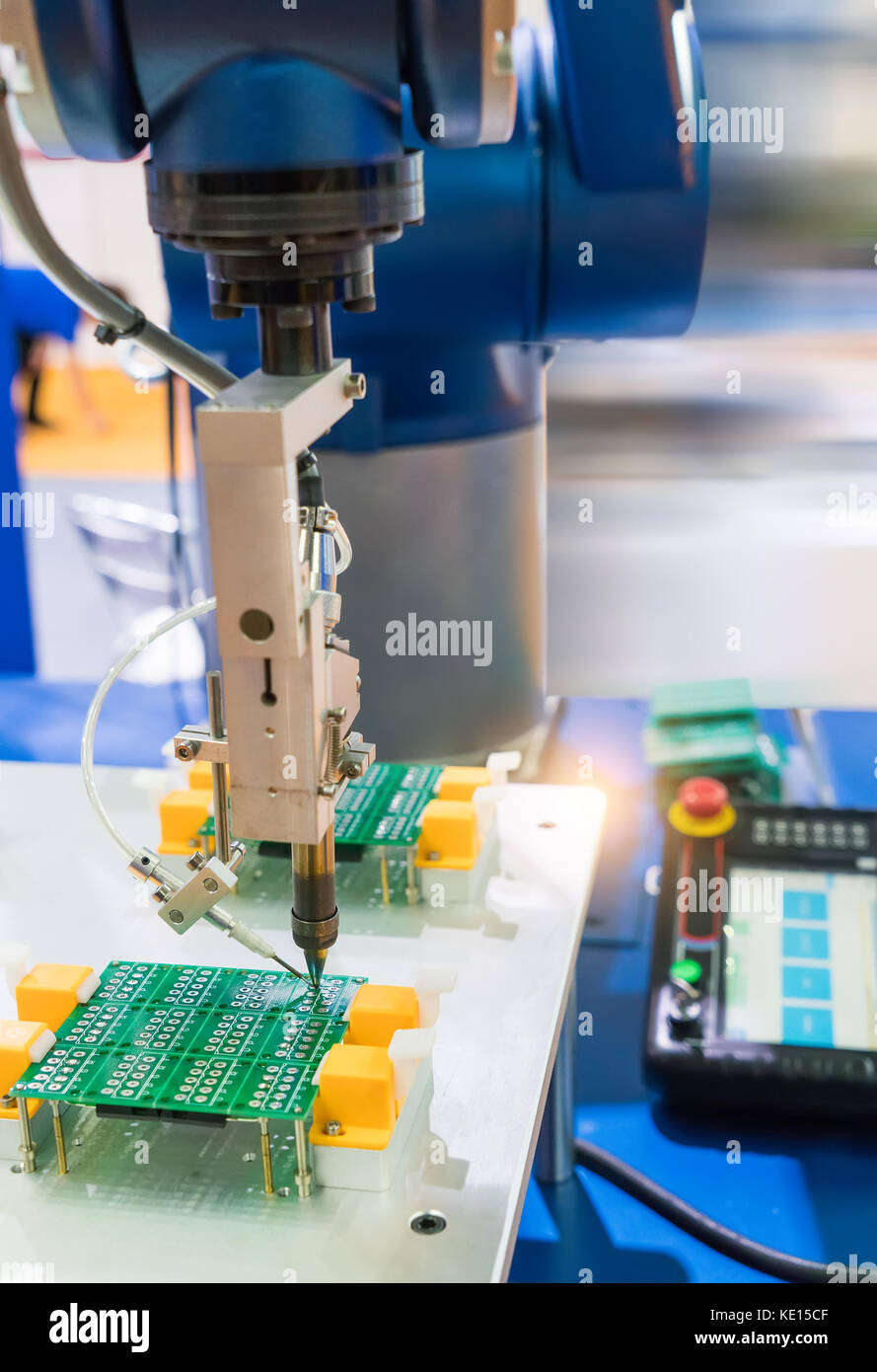 Close up saldatore suggerimenti di fabbricazione automatizzata di saldatura e assemblaggio elettrico stampato scheda di circuito Foto Stock