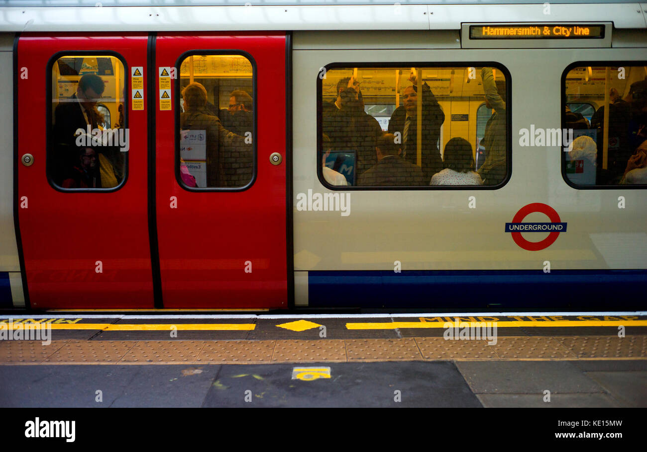 Viaggiare sul tubo di Londra, la metropolitana. Londra Inghilterra. Ott 2017 Foto Stock