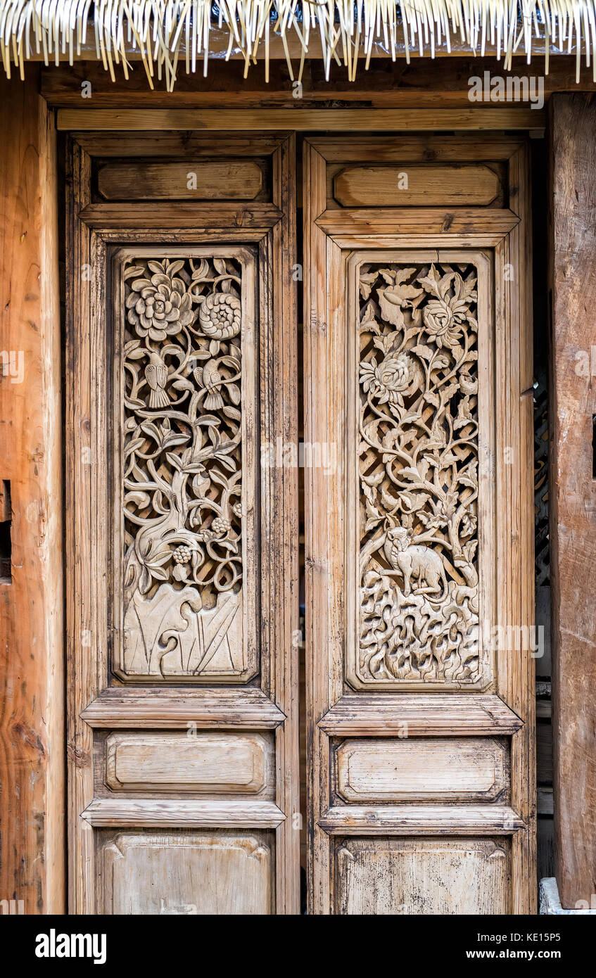 Porte in legno intagliato decorato immagini e fotografie stock ad alta  risoluzione - Alamy