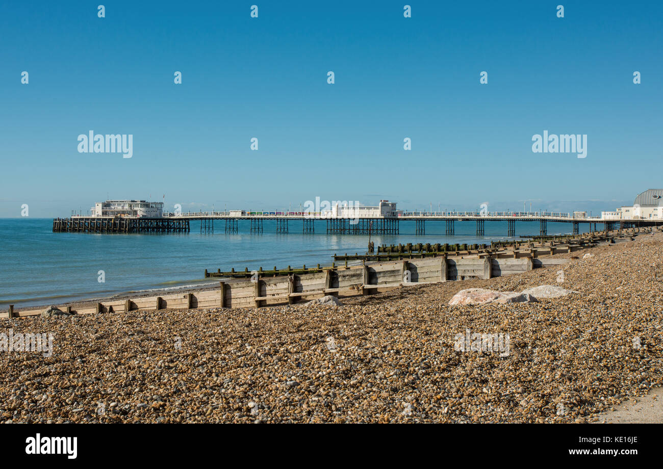 Spiaggia di ciottoli e il molo sul lungomare a worthing west sussex, in inghilterra Foto Stock