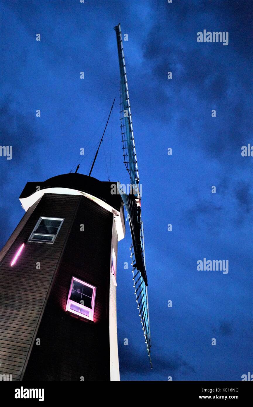 Tempo di notte fotografia di mulino a vento si trova a windy hill, geoje, corea del sud Foto Stock