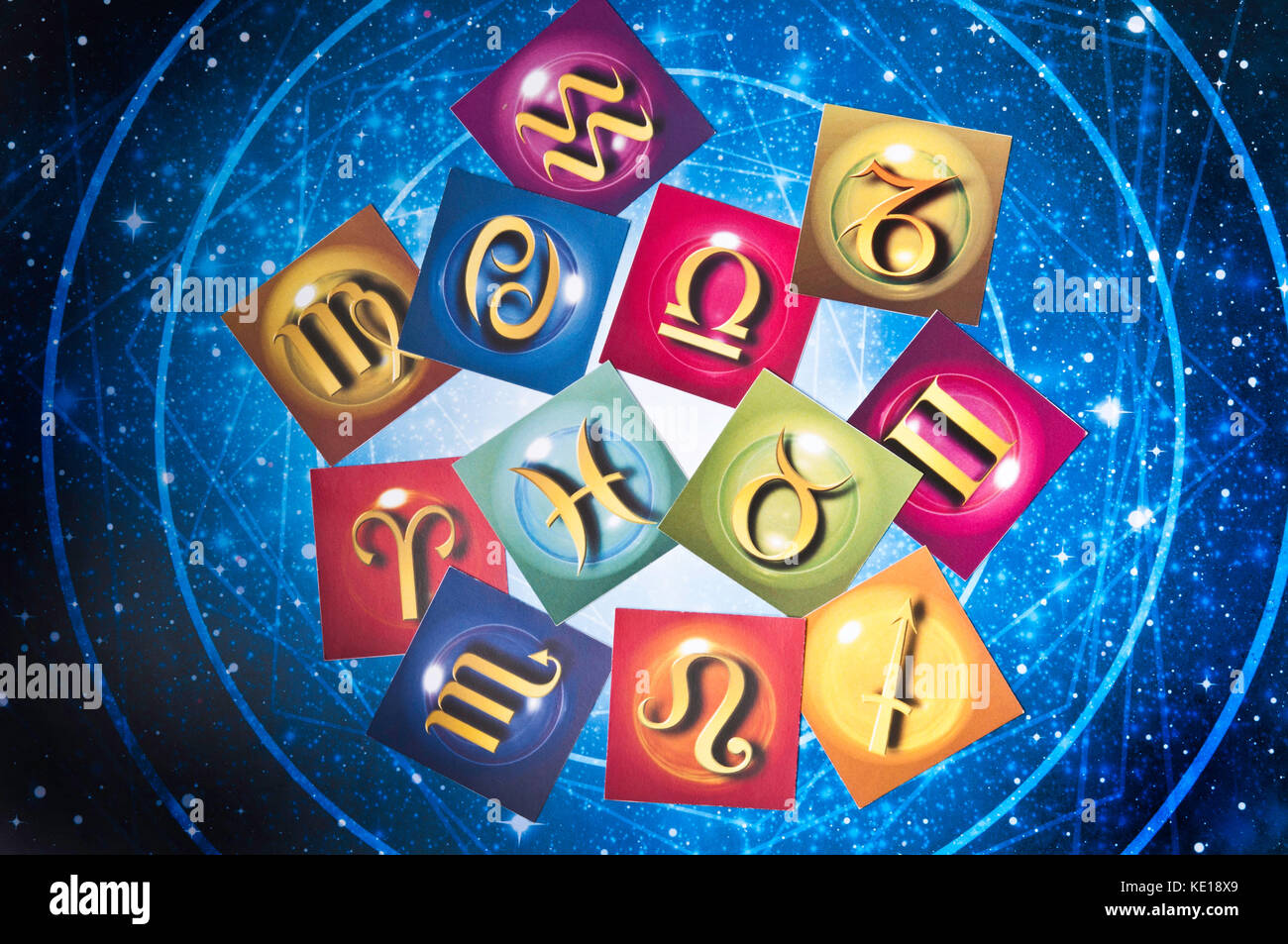 Colorate le carte di astrologia con tutti i segni dello zodiaco Foto Stock