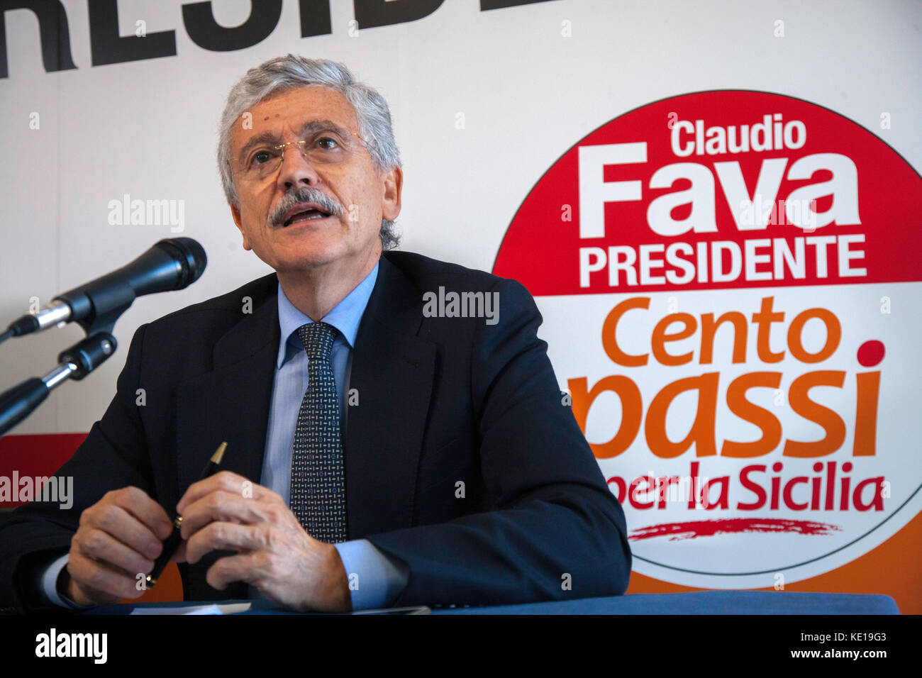 Massimo D'Alema durante la conferenza stampa a sostegno di Claudio Fava la candidatura per la presidenza della regione siciliana. Foto Stock