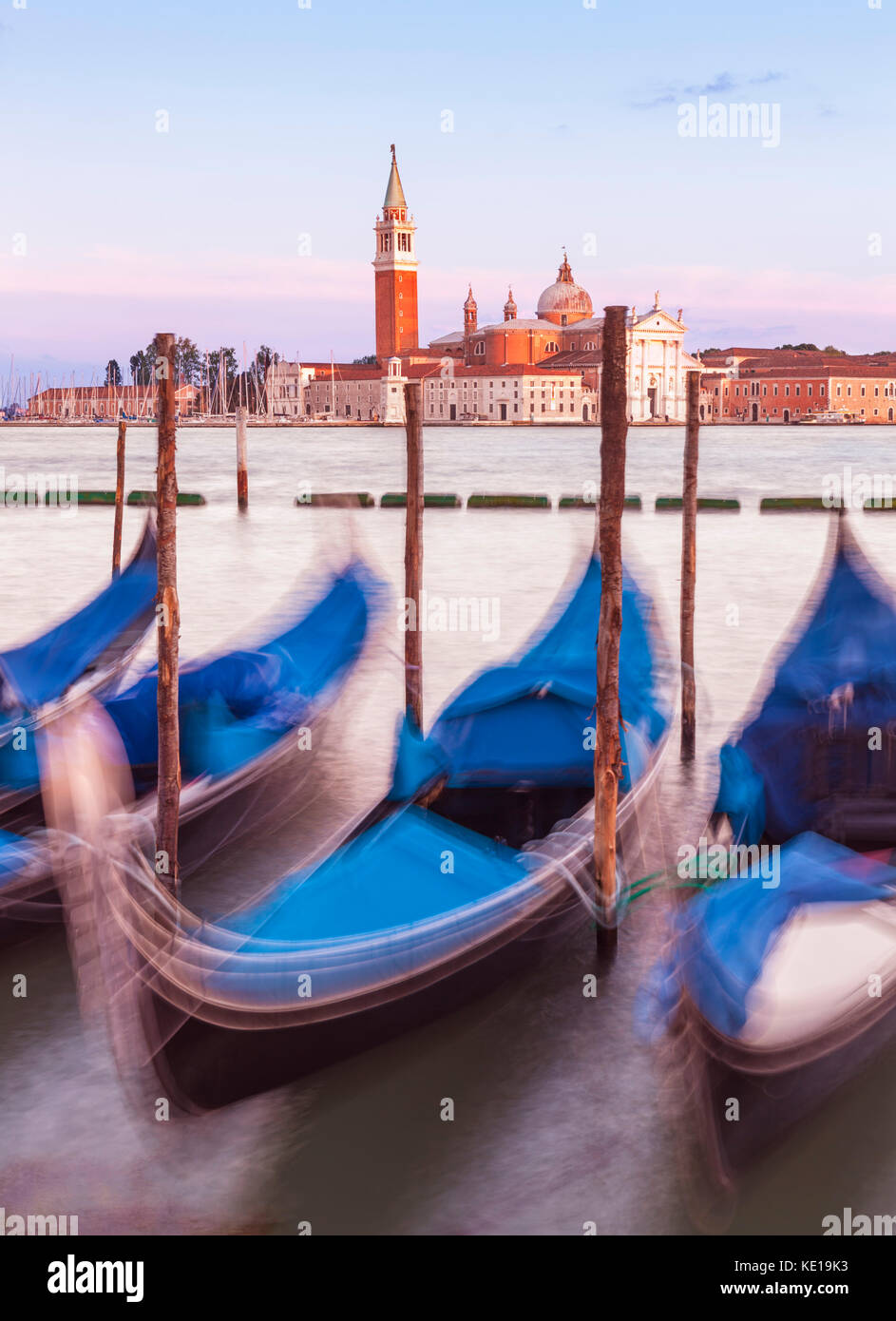 Italia Venezia Italia ormeggiate le gondole del Canal Grande Venezia di fronte all' Isola di San Giorgio Maggiore a Venezia eu europe Foto Stock