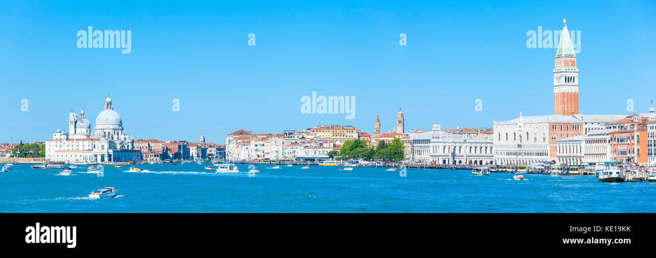 Venezia Italia Venezia panorama di Venezia skyline dalla chiesa di santa maria della salute, a Venezia Palazzo dei Dogi e il campanile Venezia Italia EU Europe Foto Stock