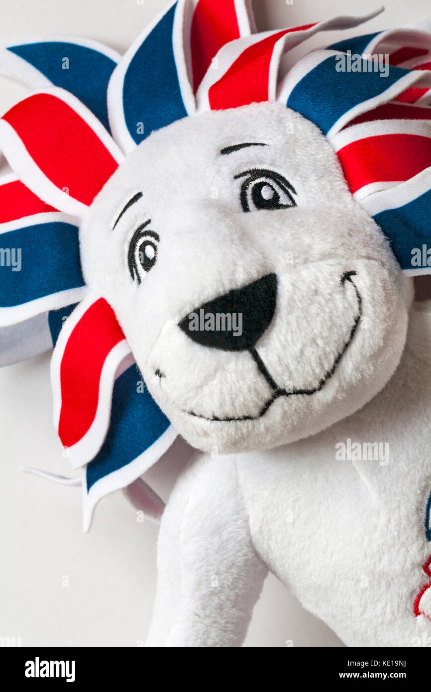 Orgoglio il leone la squadra ufficiale GB mascot al London 2012 Giochi Olimpici morbido peluche impostato su sfondo bianco Foto Stock