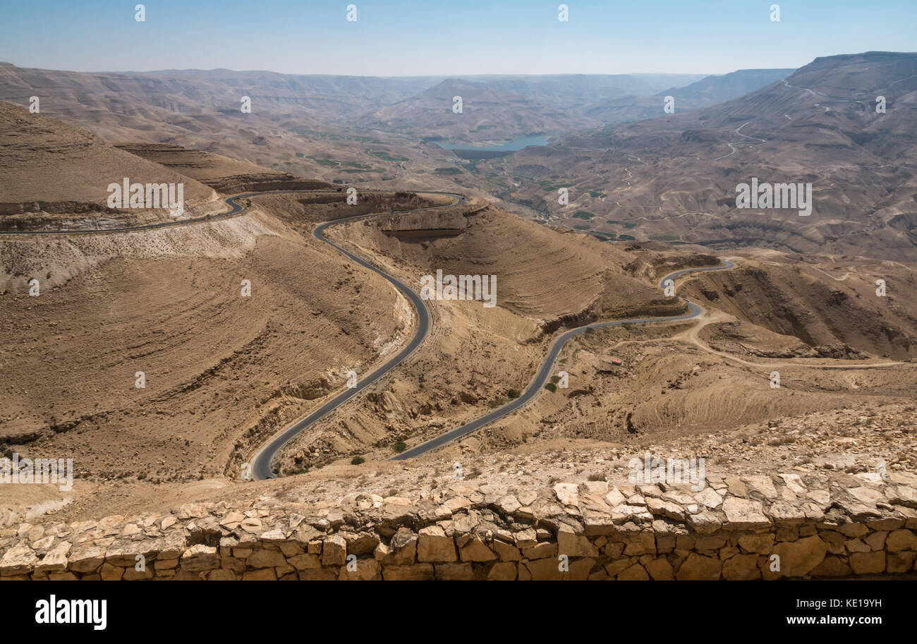 Punto di vista su Kings Highway di Wadi Mujib vallata desertica con un avvolgimento di vuoto strade del deserto, Giordania, Medio Oriente Foto Stock