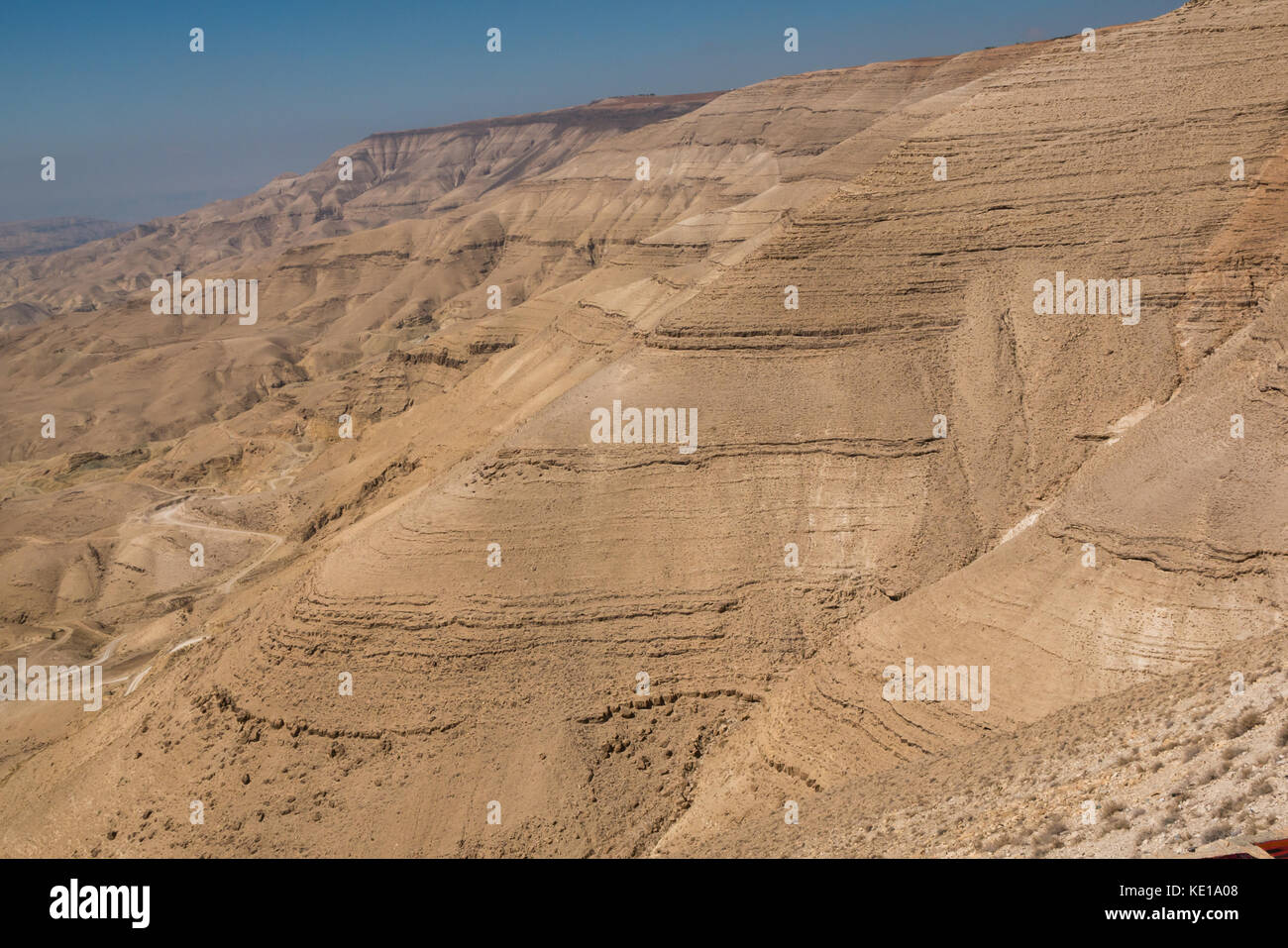 Vista del paesaggio di Wadi Mujib vallata desertica con sabbia scolpita formazioni rocciose, Kings Highway, Giordania, Medio Oriente Foto Stock