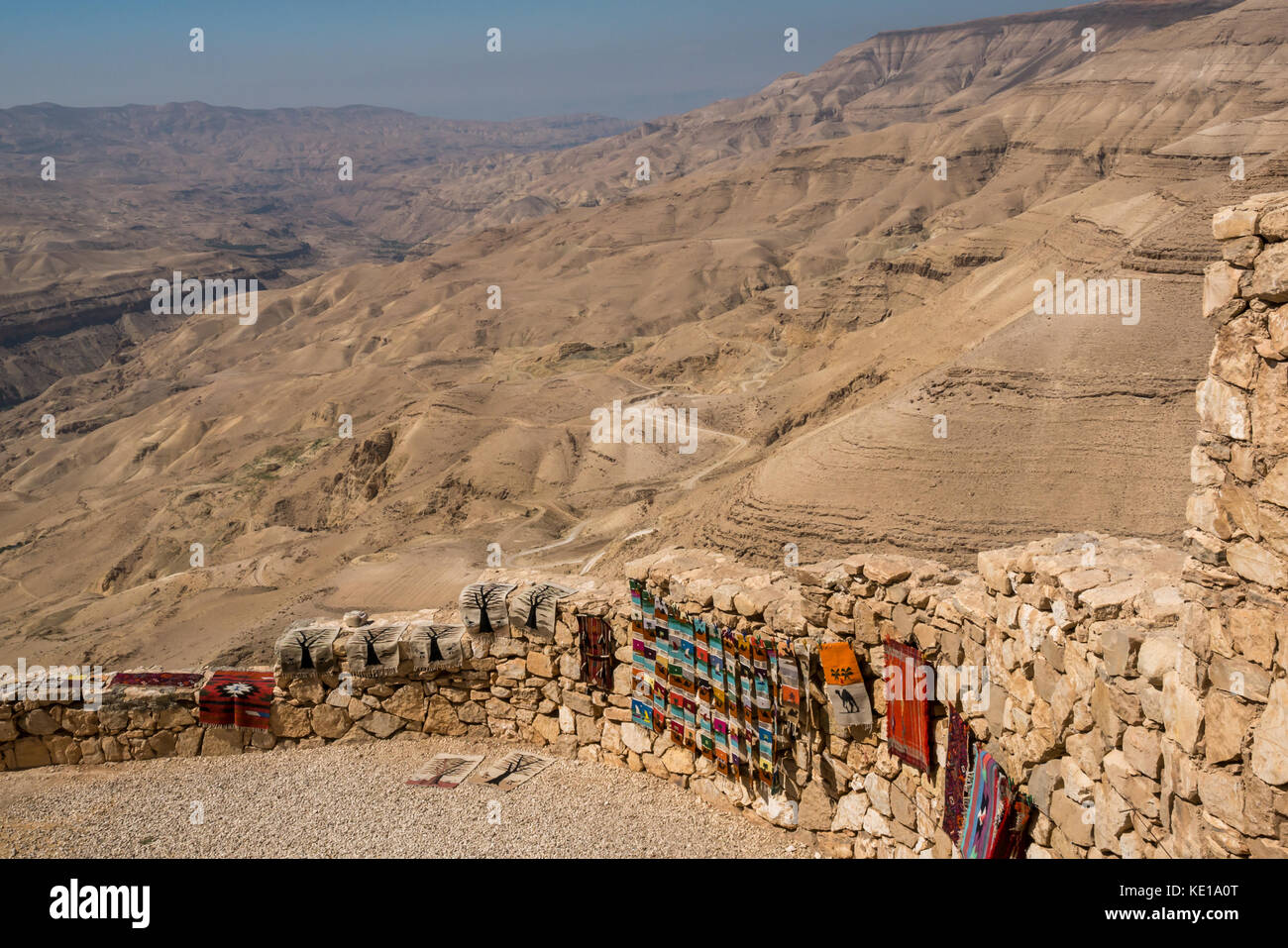 Vista del paesaggio di Wadi Mujib vallata desertica con sabbia scolpita formazioni rocciose e souvenir di stallo delle merci, Kings Highway, Giordania, Medio Oriente Foto Stock