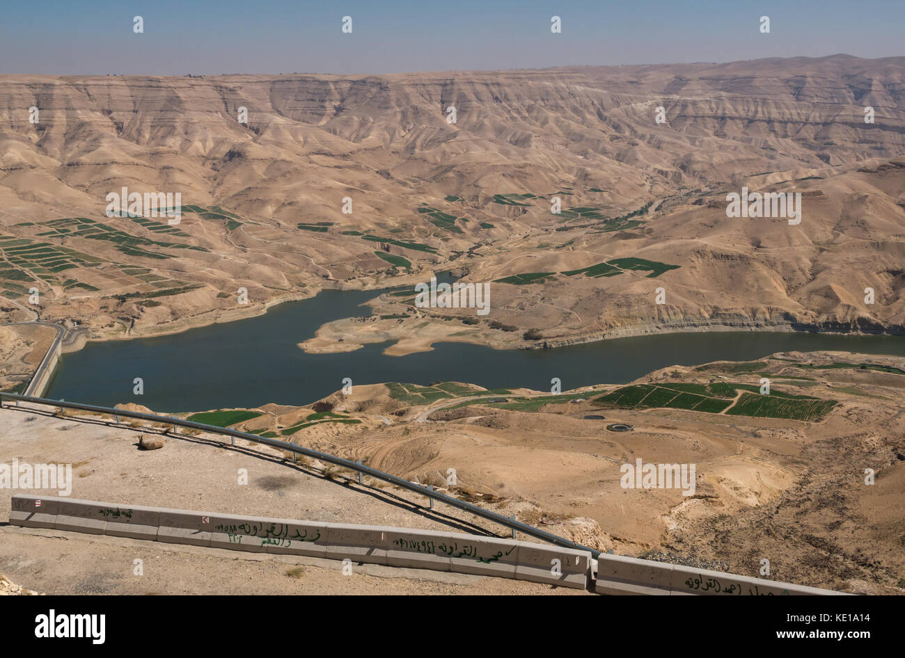 Vista del paesaggio di Wadi Mujib dam e vallata desertica con serbatoio, King's Highway, Giordania, Medio Oriente Foto Stock