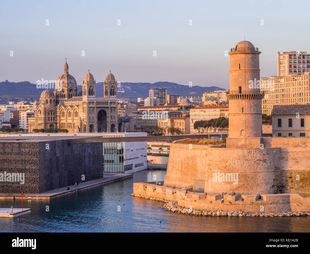 MARSIGLIA, FRANCIA - 07 AGOSTO 2017: Castello di Saint Jean e Cattedrale de la Major e Vieux port di Marsiglia, Francia Foto Stock