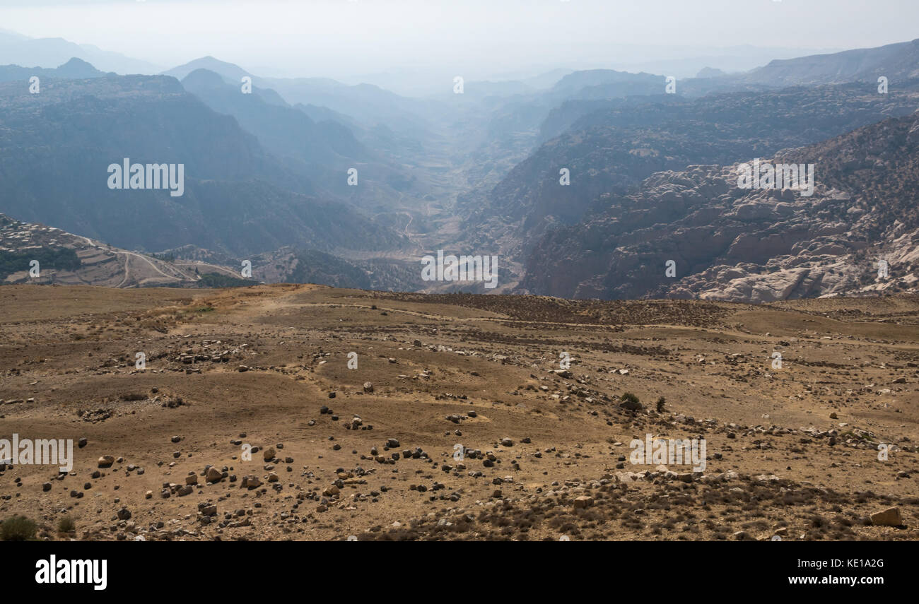 Vista nebbiosa della biosfera di Dana Riserva Naturale Valle da Kings Highway, la più grande riserva naturale della Giordania, Medio Oriente Foto Stock